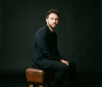 Man_sitting_in_chair_202605061100